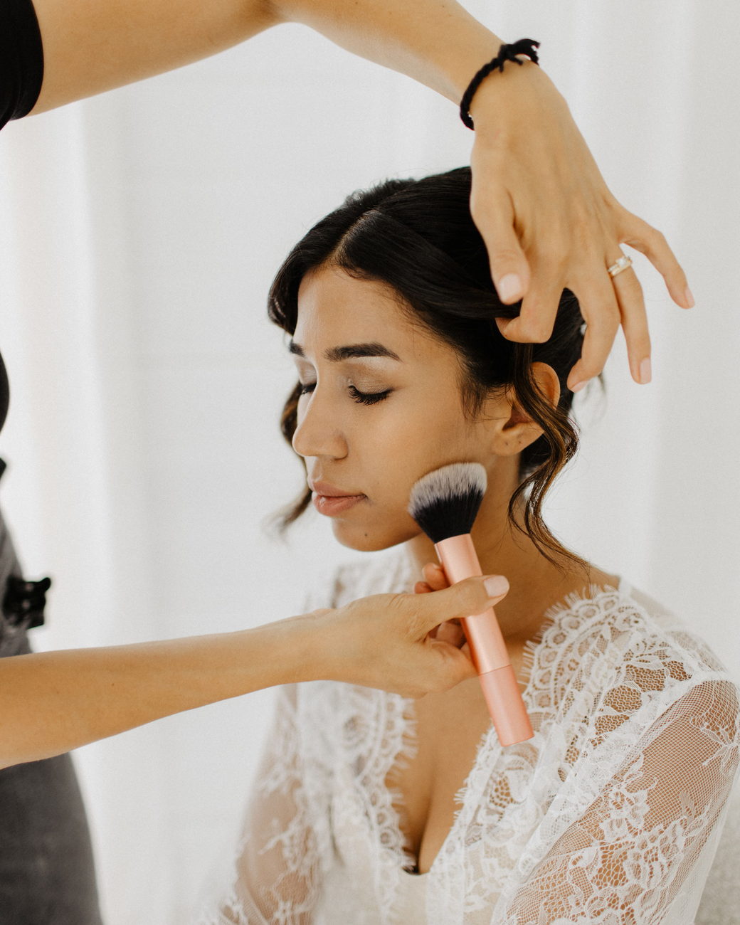 Braut-Make-up wird aufgetragen