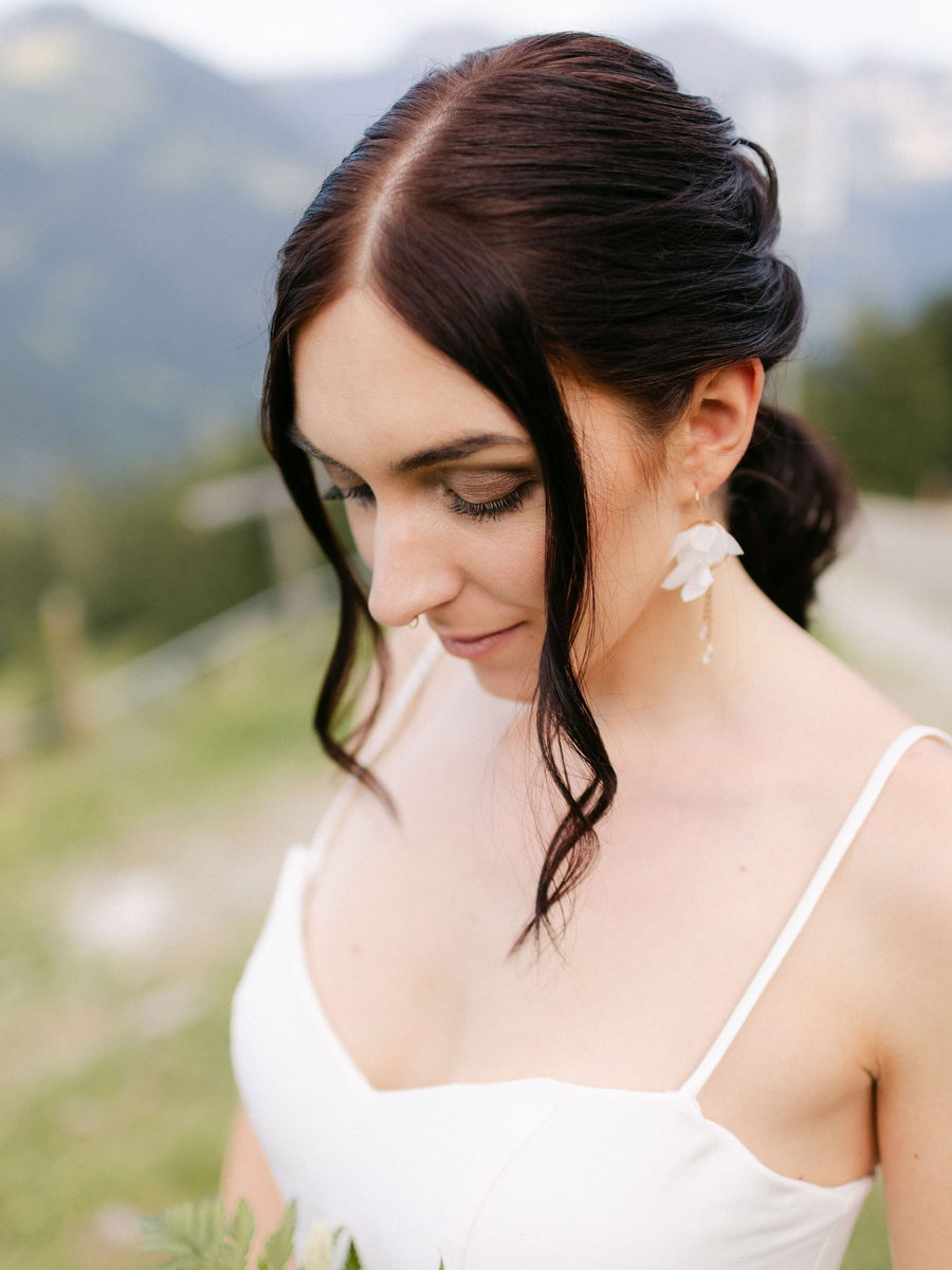 Klassische Hochzeitsfrisur mit dezentem Braut-Make-up