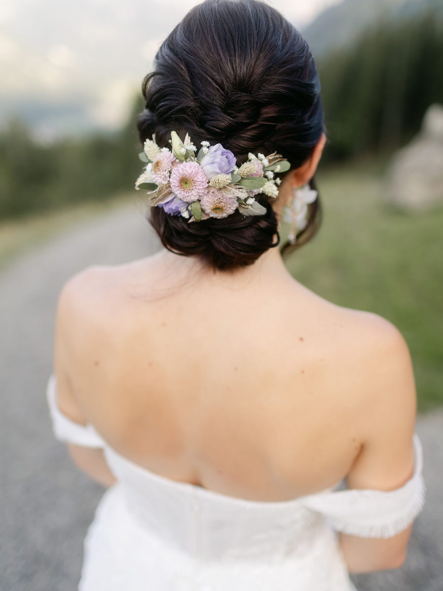 Hochgesteckte Brautfrisur mit Haarschmuck